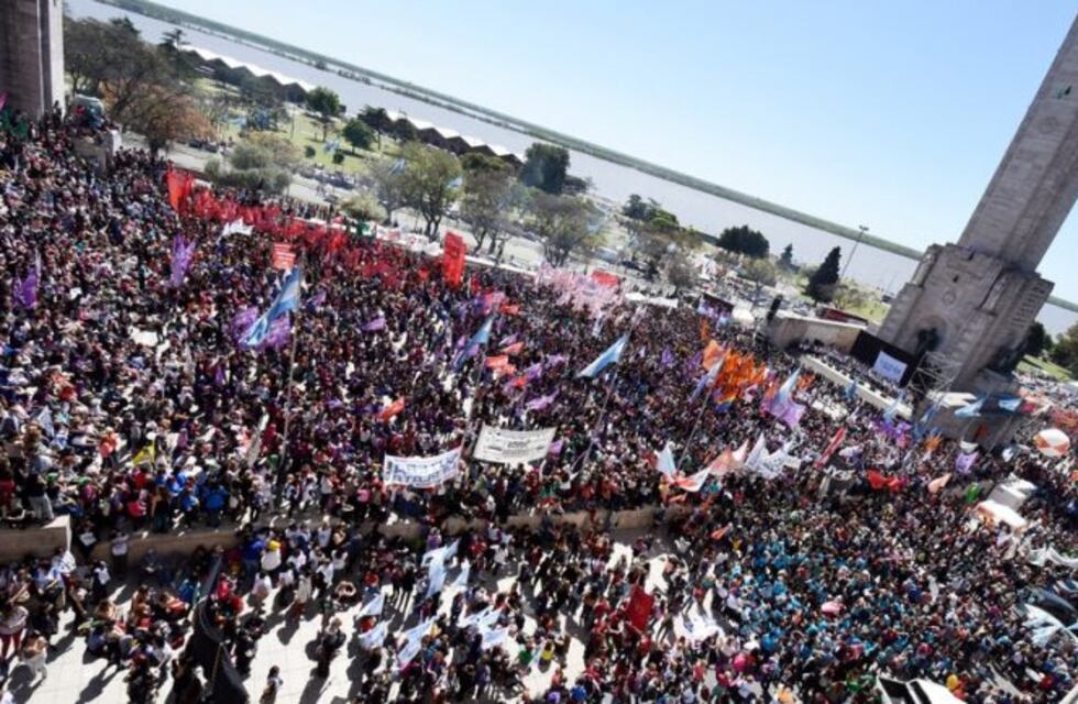 Esperan una marcha masiva en el Monumento a la Bandera por el paro en el Día de la Mujer