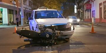 Una mujer herida en un choque entre un auto y una moto