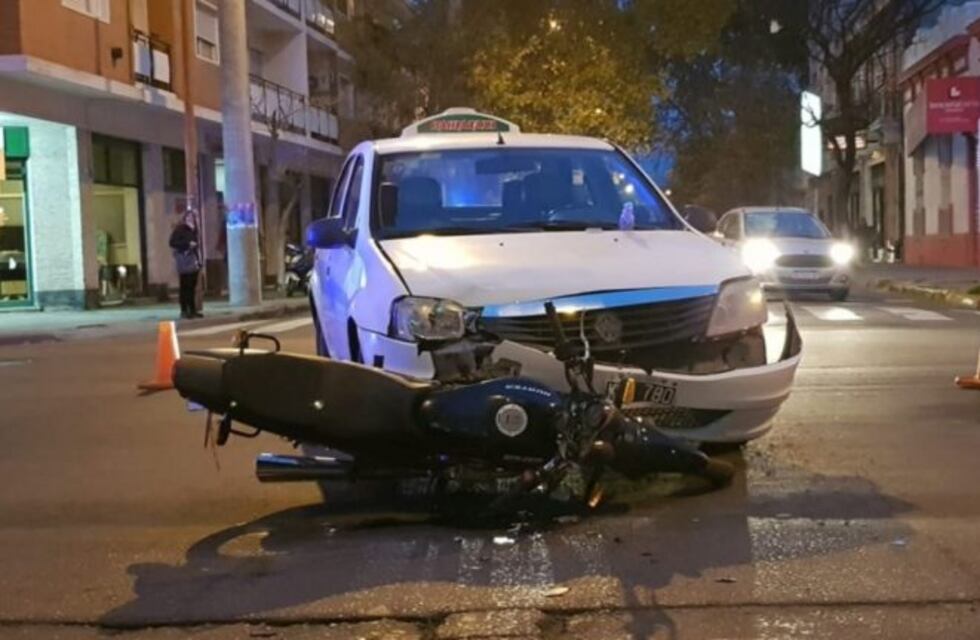 Choque entre una moto y un taxi: una mujer herida