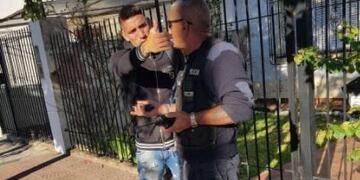 Ricardo Centurión dialoga con un agente policial tras pasar un semáforo en rojo y negarse a un control de alcoholemia\u002E