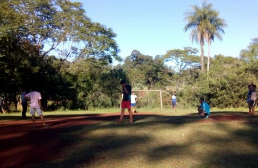 Cuarentena: jugaban a la pelota y huyeron del lugar luego de ver a efectivos  policiales