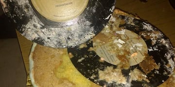 Los niveles de la torta estaban separados con discos de vinilo\u002E
