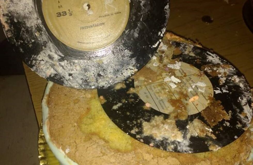 Denunció en las redes haber comprado una torta con pelos y una moneda