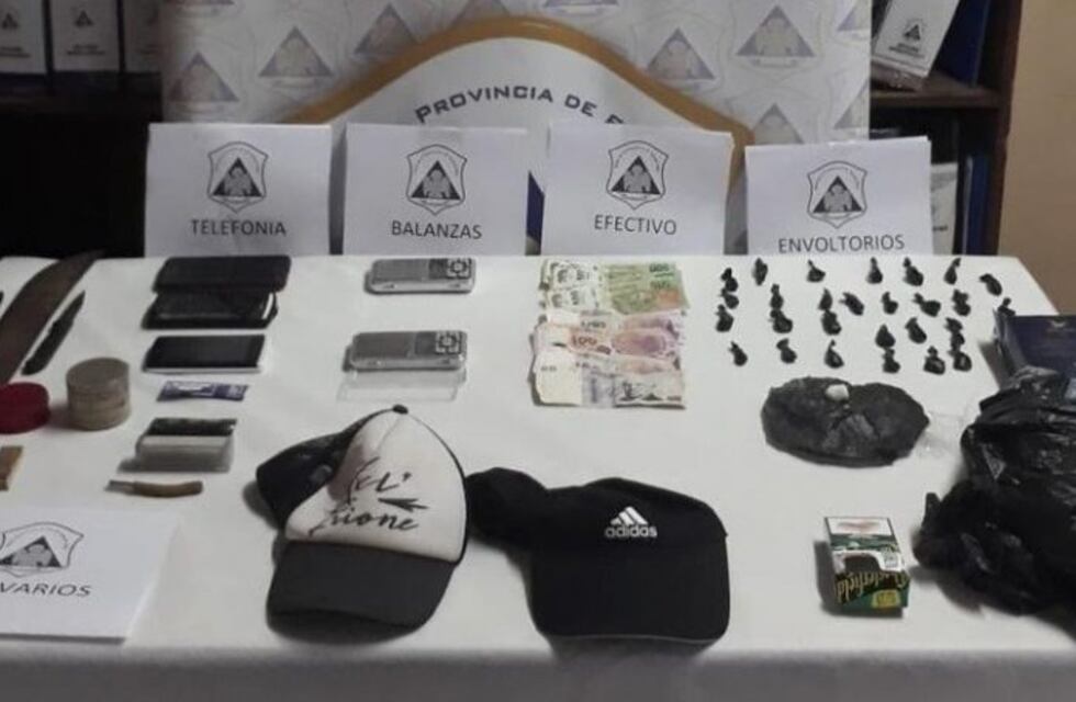 Arrestaron a dos jóvenes por llevar varias dosis de cocaína