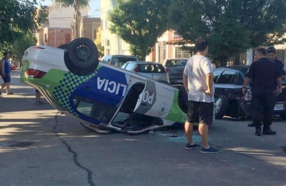 Policía platense se descompensó mientras manejaba y volcó