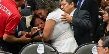 Legisladores intentan calmar a la diputada Carmen Medel Palma, del Movimiento Regeneración Nacional (Morena), luego de que recibiera la noticia de que su hija había sido asesinada\u002E EFE/STR