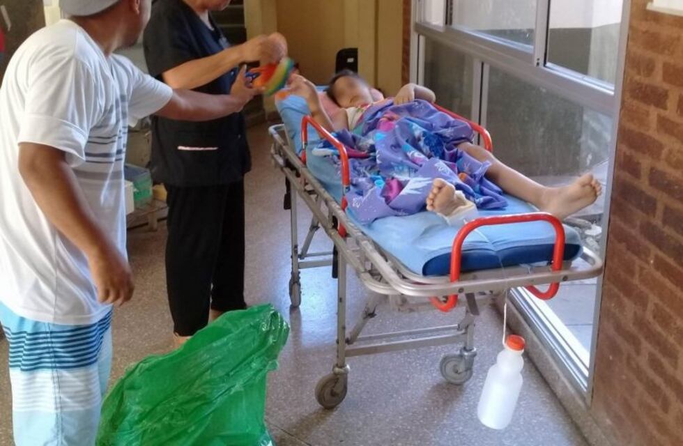 Soldado voluntario corta pasto a cambio de juguetes para donar