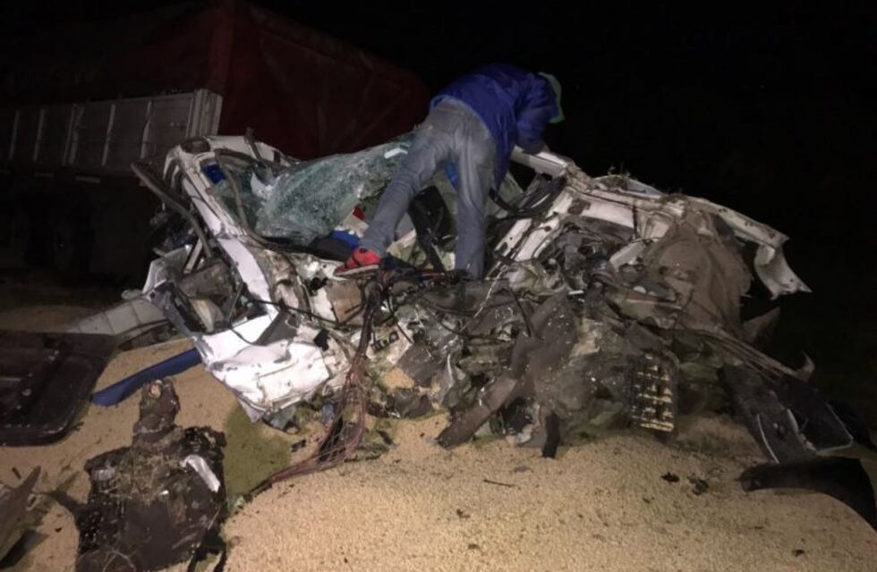 Violento choque de camiones  obligó a cortar temporalmente una de la manos en la autopista Rosario-Santa Fe