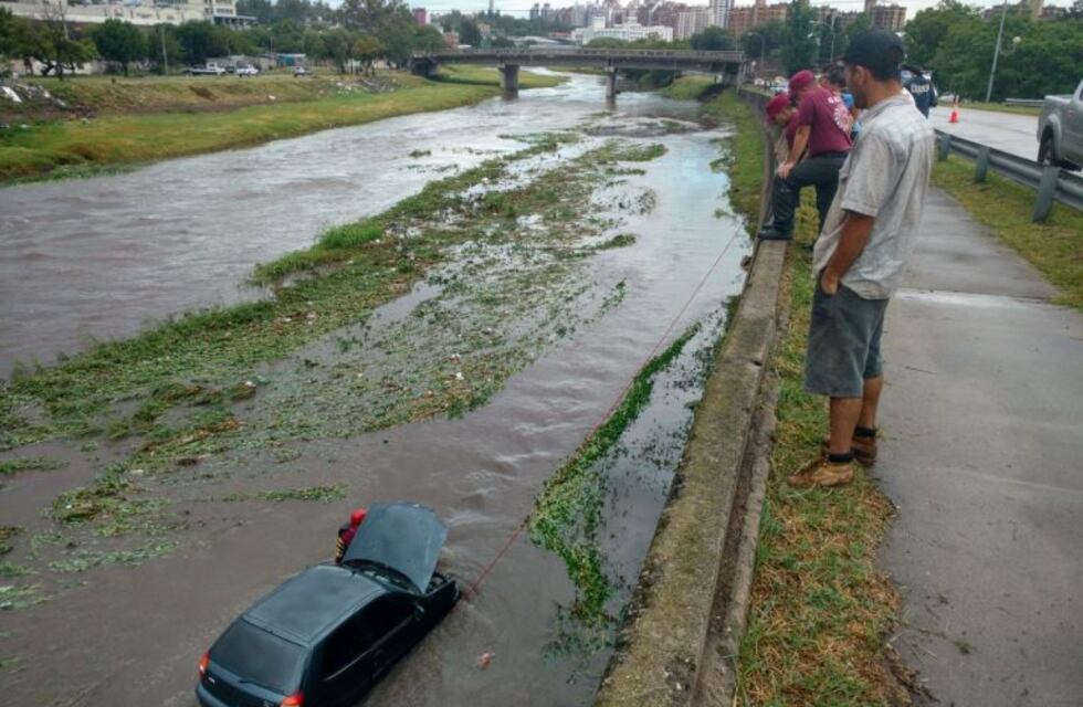 Perdió el control de su auto y cayó en el Río Suquía: fue rescatada