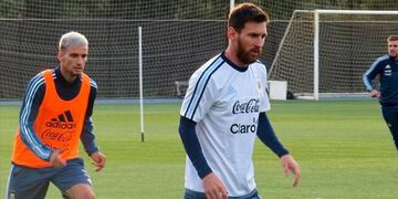 Lionel Messi llegu00f3 a Australia para la primera pru00e1ctica bajo las u00f3rdenes de Jorge Sampaoli.