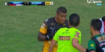 El arquero Arce no puede creer el penal que le cobraron\u002E Después, Melo lo vio adelantado y facturó otra vez\u002E