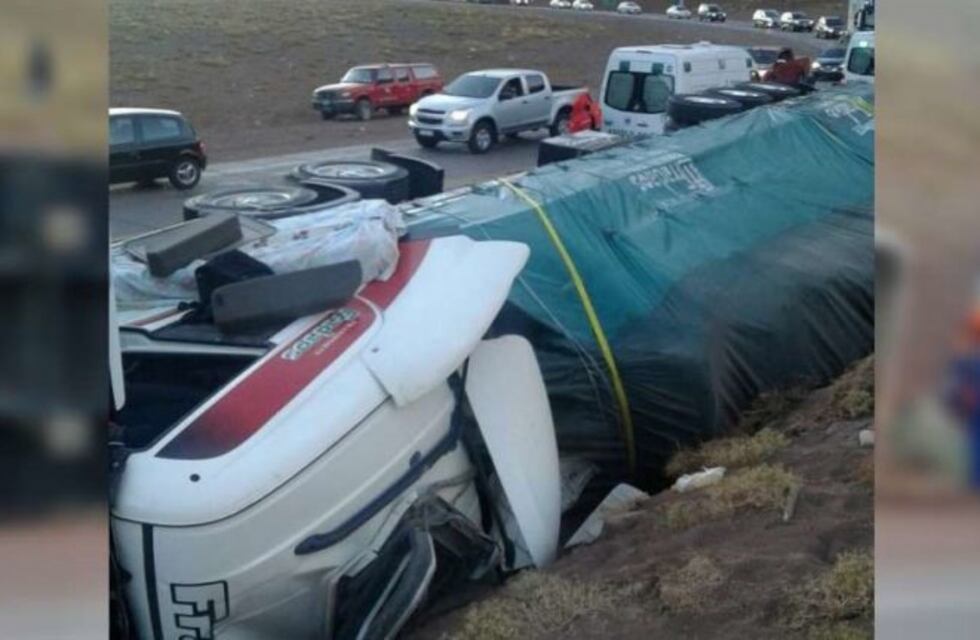 Un camión volcó en la ruta a Chile