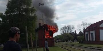 Se incendió la cabina de ferrocarril de Roldán
