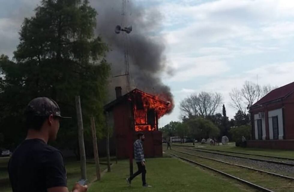 Feroz incendio en la cabina de ferrocarril de Roldán