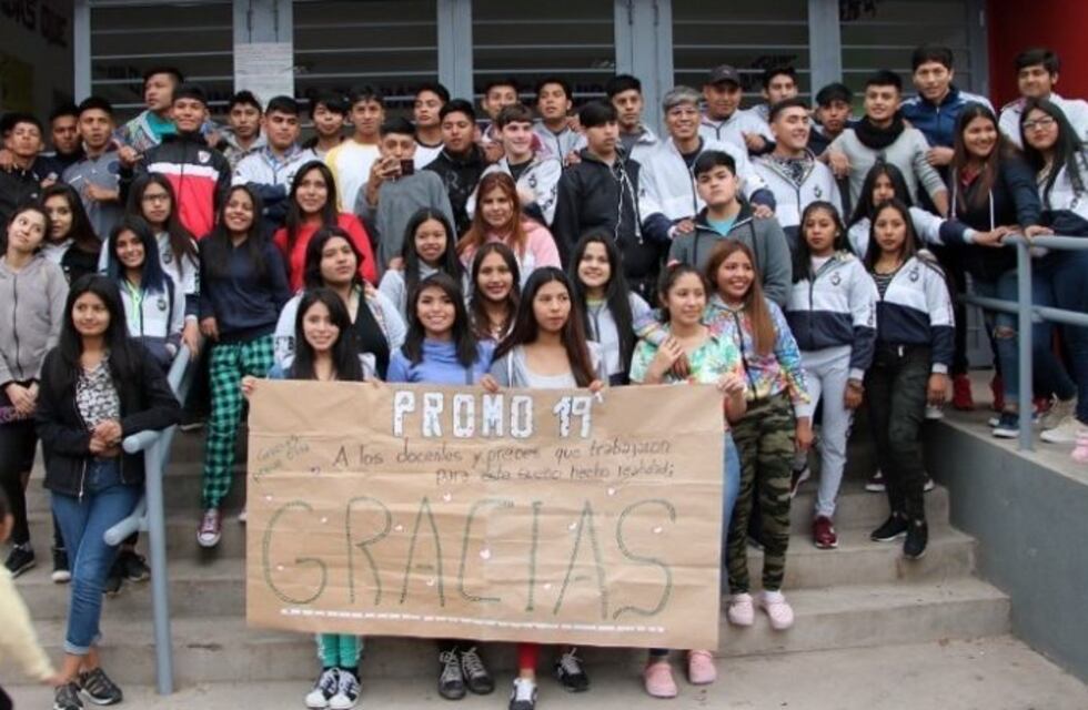 Egresados de la Escuela "Marina Vilte" disfrutan su viaje a Córdoba