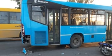 Un motociclista falleció al chocar de atrás a un colectivo en Granadero Baigorria (Baigorria Informa)