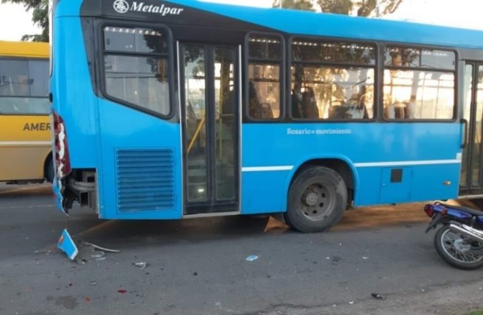 Un motociclista falleció al chocar de atrás a un colectivo de la línea 103