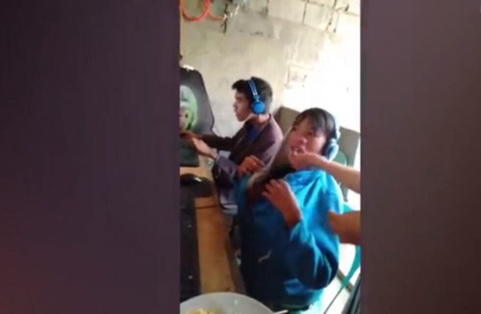 Su hijo es adicto a los videojuegos y le tiene que dar de comer en la boca