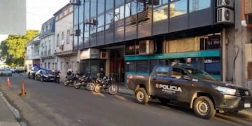 Afirman que familiares de la víctima se llevaron un millón de dólares y tres millones de pesos tras el crimen. (@laregionsantafe)