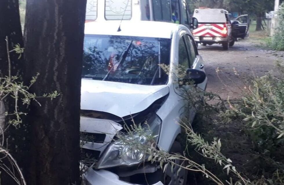 Un automóvil impactó contra un árbol en Las Jarillas