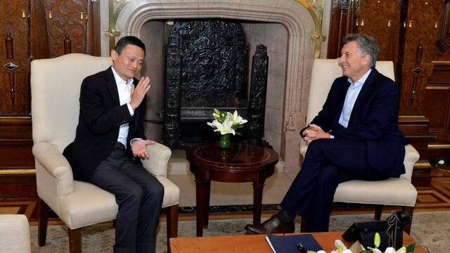 ARG002. BUENOS AIRES (ARGENTINA), 02/05/2017.- Fotografu00eda cedida por la Presidencia de Argentina, del presidente argentino, Mauricio Macri (d), durante una renciu00f3n con el fundador y propietario de la compau00f1u00eda china de comercio electru00f3nico Alibaba, Jack Ma (i), hoy, martes 2 de mayo de 2017, en Buenos Aires (Argentina). Macri y Jack Ma se reunieron n el marco de un acuerdo de comercializaciu00f3n de productos frescos y vitivinu00edcolas producidos en el pau00eds, informaron fuentes oficiales. Se trata de un proyecto piloto entre el gigante chino y la Agencia Argentina de Inversiones y Comercio Internacional para impulsar la mercantilizaciu00f3n de alimentos frescos (como la carne, el pollo y el marisco) y productos agru00edcolas (como el vino) producidos por pequeu00f1as y medianas empresas del pau00eds austral. EFE/PRESIDENCIA ARGENTINA/SOLO USO EDITORIAL/NO VENTAS