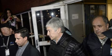 Imagen archivo\u002E Lázaro Báez es trasladado detenido, esposado y con chaleco antibalas al penal de Ezeiza\u002E FOTO\u002EDYN/RODOLFO PEZZONI\u002E