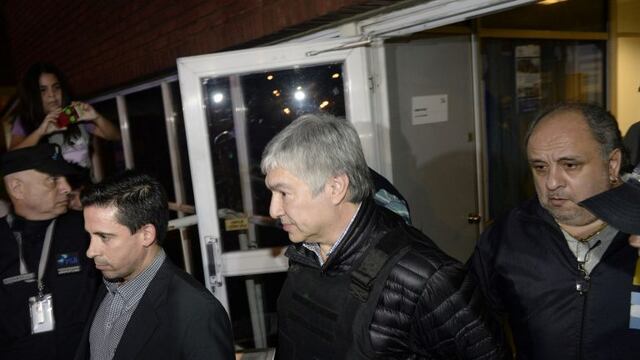 Lu00e1zaro Bu00e1ez es trasladado detenido, esposado y con chaleco antibalas desde  el aeropuerto de San Fernando, por orden del Juez Casanello, el martes 5 de Abril de 2016.BUENOS AIRES 05/04/16, LAZARO BAEZ ES DETENIDO EN EL AEROPUERTO DE SAN FERNANDO.FOTO.DYN/