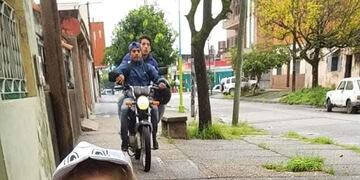 Niña de dos años quedó en medio de un asalto mientras su madre la filmaba\u002E (Captura de Pantalla)