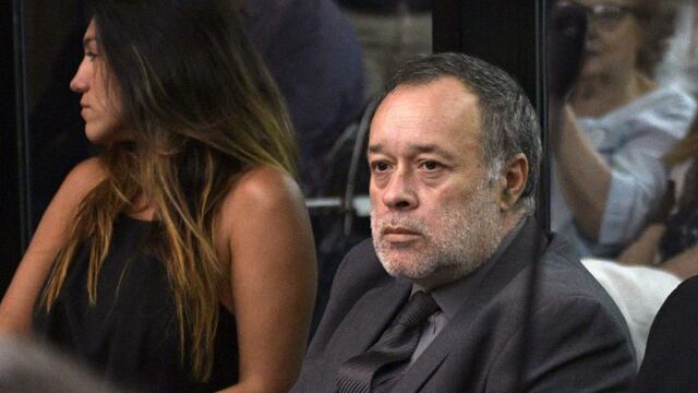 Argentine auto mechanic Carlos Telleldin looks on before hearing his sentence during his trial over accusations of attempting to block the 1994 AMIA bombing investigation, in Buenos Aires, on February 28, 2019\u002E - No one has ever been convicted over the 1994 bombing of a Jewish community center in Buenos Aires that has haunted Argentine politics for decades, but that could change Thursday\u002E Former president Carlos Menem, his intelligence chief and the judge in charge of the initial probe face jail if found guilty of staging a cover-up\u002E They are among 13 defendants who could be incarcerated for a slew of corruption and obstruction of justice charges when a court in Buenos Aires hands down its verdict after a four-year trial\u002E (Photo by JUAN MABROMATA / AFP) ciudad de buenos aires Carlos Telleldin juicio encubrimiento atentado terrorista amia atentado terrorista amia juicios