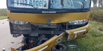 Colectivo y motocicleta colisionaron de frente\u002E