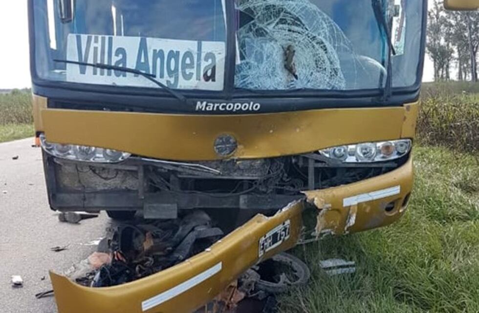 Choque frontal entre un colectivo y una motocicleta
