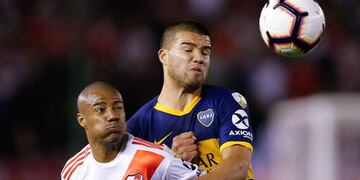 Nueva polémica en el Superclásico: ¿hubo mano de De La Cruz en la previa al penal de River? (EFE)