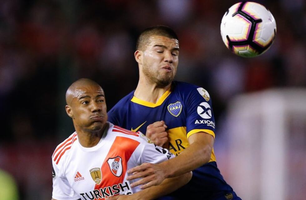 Nueva polémica en el Superclásico: ¿hubo mano de De La Cruz en la previa al penal de River?