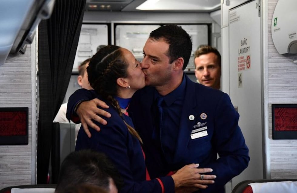 Francisco sorprendió a todos y casó a una pareja en pleno vuelo