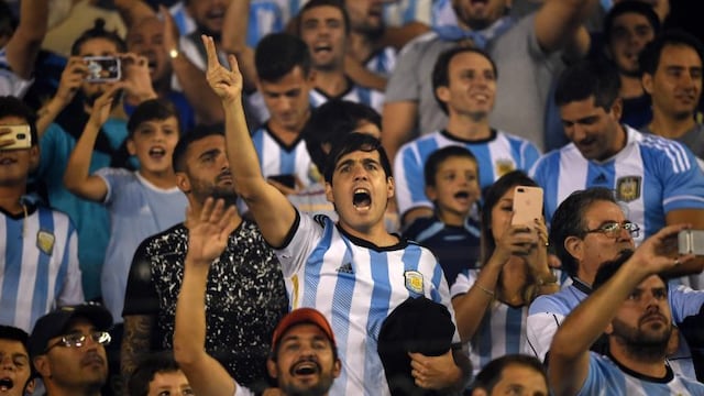 Supporters of Argentina wait for the start of the 2018 FIFA World Cup qualifier football match against Chile at the Monumental stadium in Buenos Aires, Argentina, on March 23, 2017. / AFP PHOTO / EITAN ABRAMOVICH ciudad de buenos aires  futbol eliminatorias mundial 2018 futbolistas partido seleccion argentina vs chile color hinchas simpatizantes