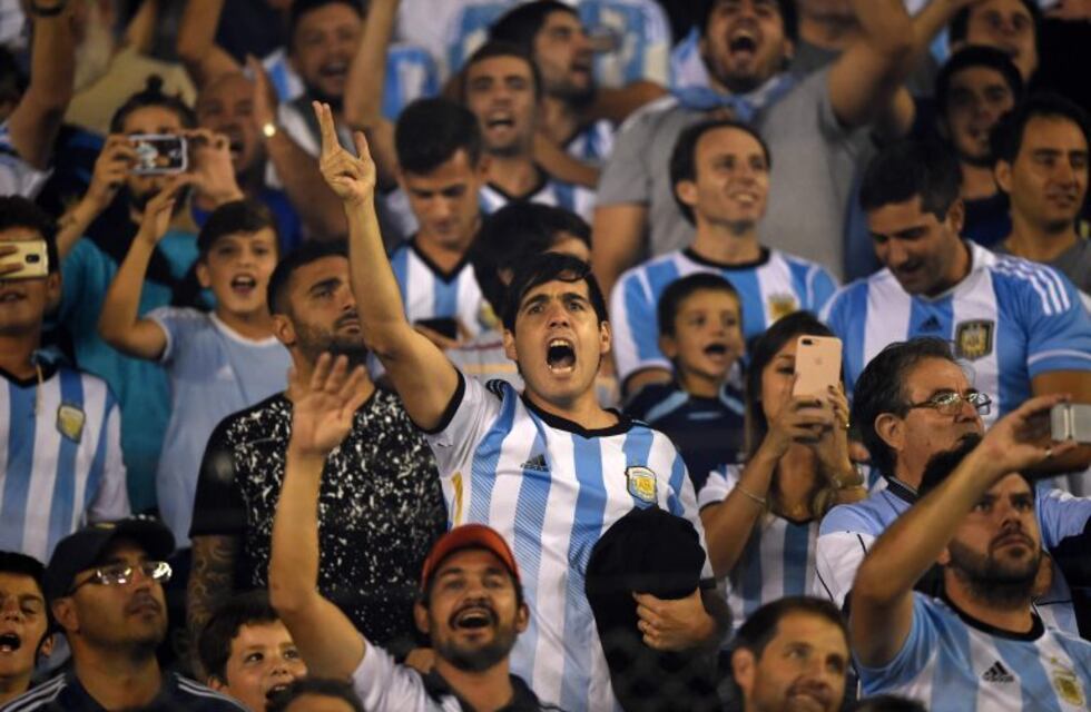 La FIFA le impuso una sanción económica a la AFA por cantos discriminatorios de la hinchada argentina
