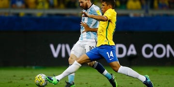 BRA01. BELO HORIZONTE (BRASIL), 10/11/16.- Thiago Silva (d) de Brasil disputa el balu00f3n con Lionel Messi de Argentina hoy, jueves 10 de noviembre de 2016, tras un partido entre Brasil y Argentina por la clasificaciu00f3n al Mundial Rusia 2018, en el estadio Mi