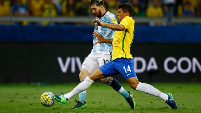 BRA01. BELO HORIZONTE (BRASIL), 10/11/16.- Thiago Silva (d) de Brasil disputa el balu00f3n con Lionel Messi de Argentina hoy, jueves 10 de noviembre de 2016, tras un partido entre Brasil y Argentina por la clasificaciu00f3n al Mundial Rusia 2018, en el estadio Mi