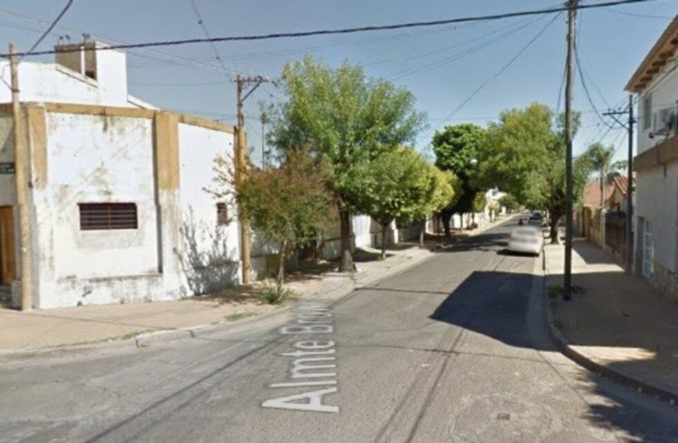 Choque entre un automóvil y una bicicleta en el macrocentro dejó el saldo de un herido