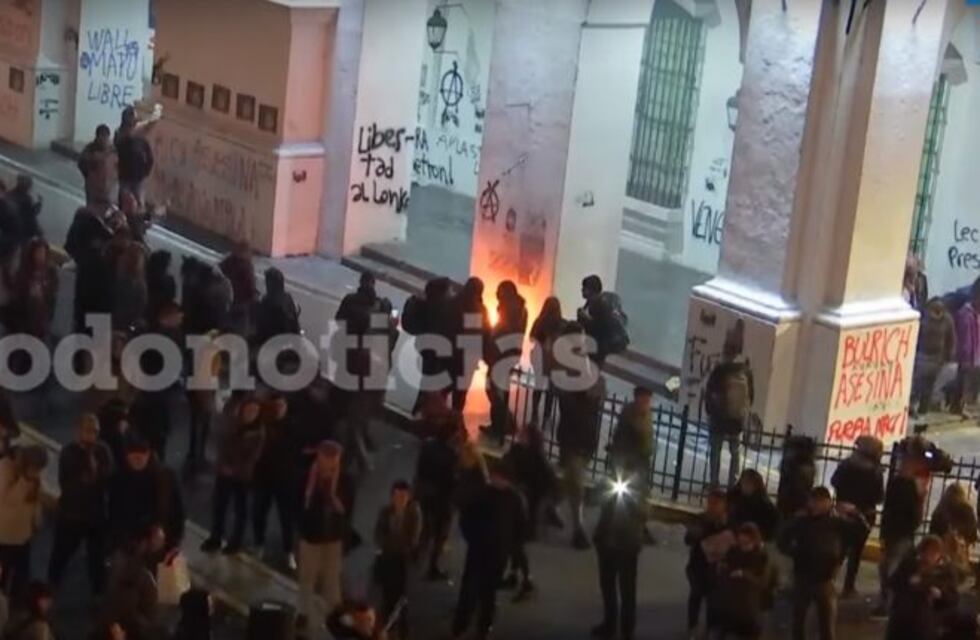 Manifestantes pintaron el Cabildo con consignas contra el Gobierno durante la marcha por Santiago Maldonado