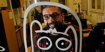 Un año no se corta\u002E Aún cuando está enfermo, Paredes cumple el mandato de regalar “un dibujo por día”\u002E