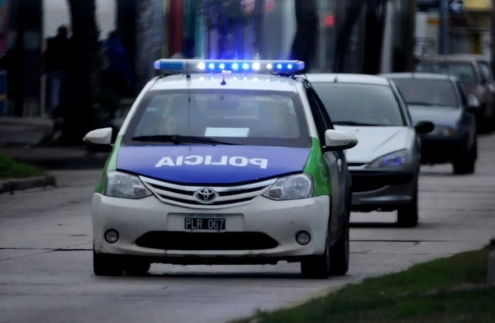 Desplazaron a dos policías por robarle a un guardavidas