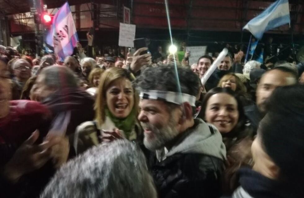 "¡Queremos flan!", el grito que acompañó a Alfredo Casero en la marcha frente al Congreso