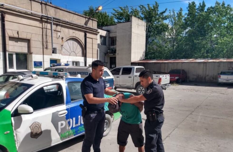 Un aprehendido con pedido de captura activo y dos motos secuestradas en operativos policiales