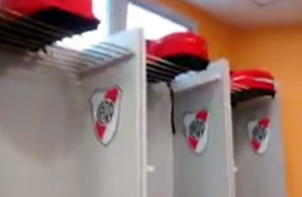 Los utileros de River desplegaron una bandera gigante en el vestuario