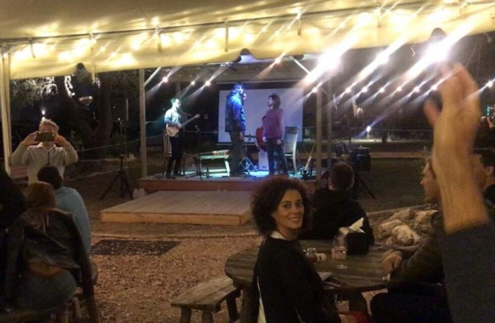 Con New Indians, Oberto cantó en los Estados Unidos