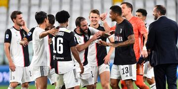 Soccer Football - Serie A - Juventus v Sampdoria - Allianz Stadium, Turin, Italy - July 26, 2020 Juventus players celebrate winning the match and Serie A, as play resumes behind closed doors following the outbreak of the coronavirus disease (COVID-19) REUTERS/Massimo Pinca