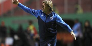 Gabriel Heinze, coach of Argentina's Velez Sarsfield, gives instructions to his players during a Copa Sudamericana soccer match against Ecuador's Aucas at the Gonzalo Pozo Ripalda stadium in Quito, Ecuador, Tuesday, Feb\u002E 18, 2020\u002E (AP Photo/Dolores Ochoa)
