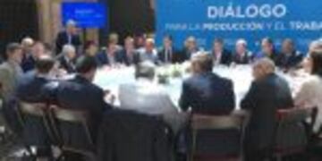 El Gobierno firmu00f3 un compromiso con empresarios y gremios para que no haya despidos hasta marzo de 2017.