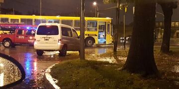 Un motociclista falleciu00f3 luego de chocar con un colectivo de la lu00ednea 106 de Rosario en Travesu00eda y Gu00e9nova.